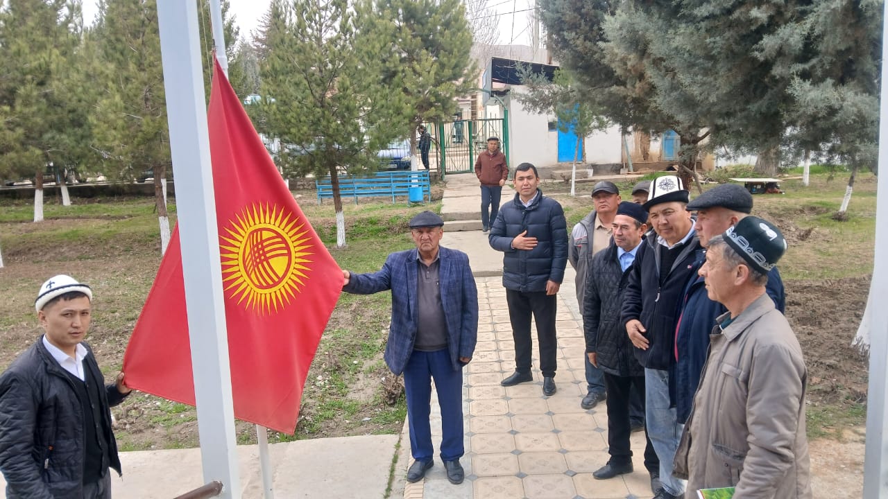 Бүгүн Кең-Талаа айыл өкмөтүндө апарат кызматкерлери жана мекеме ишкана кызматкерлери биригип 3 – март “Мамлекеттик Туу” күнүн белгилеп отурабыз.Ата-Бабаларыбыз,ак калпак кыргыз эли баарыбыз түбүндө бириккен,Кыргыз Республикасынын Мамлекеттик Туусу дайыма бийик желбирей берсин!Кыргызстаныбыз тынчтыкта, биримдикте гүлдөп өнүгө берсин!